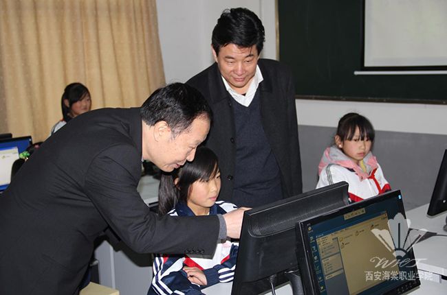 王安龙副主委亲切询问黄龙小学学生学习情况