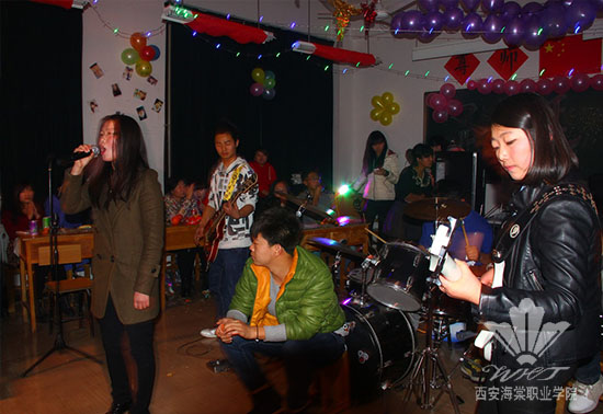 beat365手机版官方网站党政领导深入教学班进行节日慰问