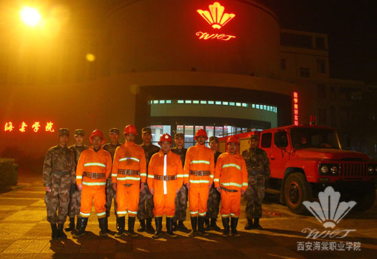 beat365手机版官方网站党政领导深入教学班进行节日慰问