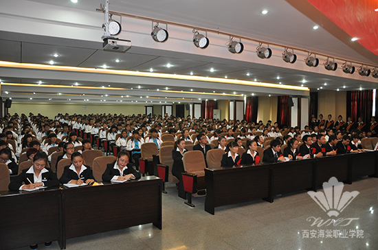 西安海棠学院医学院隆重举行“欢送老干部、迎接新干部暨团的系统先进个人、先进集体表彰大会”