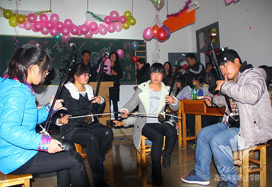 beat365手机版官方网站党政领导深入教学班进行节日慰问