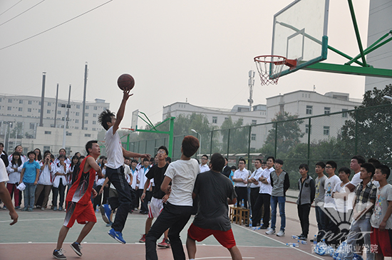 西安海棠学院中医美容学院与医学院“篮球友谊赛”顺利举行
