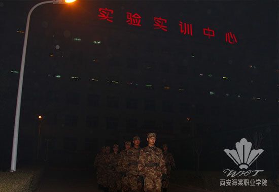 beat365手机版官方网站党政领导深入教学班进行节日慰问