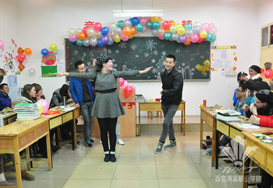 beat365手机版官方网站党政领导深入教学班进行节日慰问