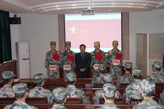 西安海棠学院预备役应急分队举行老兵退伍仪式