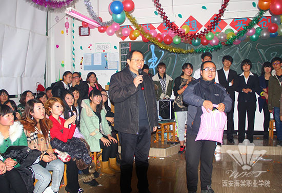 beat365手机版官方网站党政领导深入教学班进行节日慰问