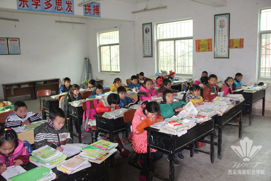 西安海棠集团董事长王卓一行前往山阳县黄龙小学进行慰问