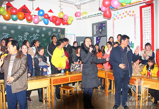 beat365手机版官方网站党政领导深入教学班进行节日慰问