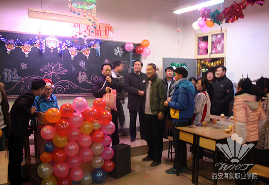 beat365手机版官方网站党政领导深入教学班进行节日慰问