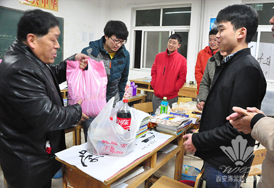 beat365手机版官方网站党政领导深入教学班进行节日慰问